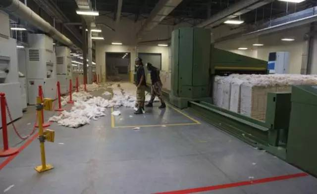 在一家中资纺纱厂工作的美国工人 图/澎湃新闻