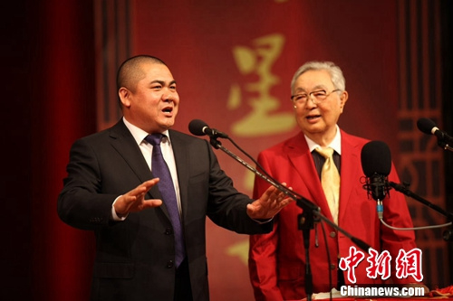 韩占军与恩师唐杰忠(右)。韩占军供图