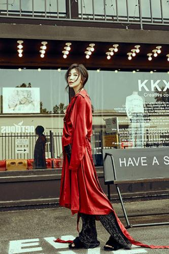 张棪琰身穿丝绸质外衣,气场全开。