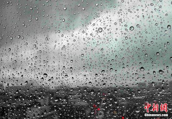 资料图:大雨。 张斌 摄