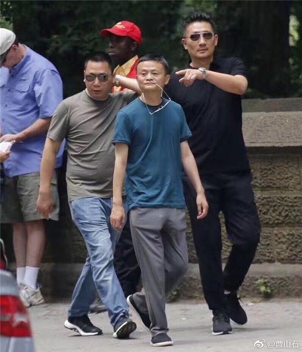 马云现身纽约街头:脚蹬布鞋嘴叼墨镜