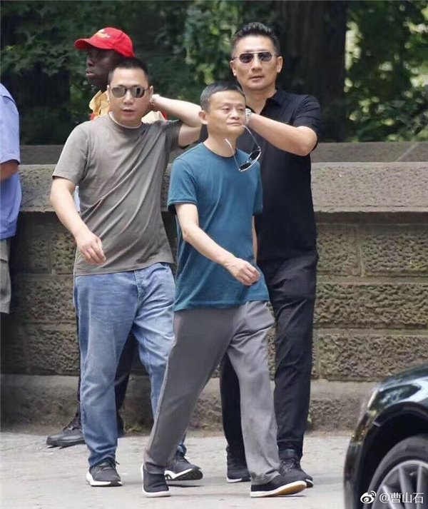 马云现身纽约街头:脚蹬布鞋嘴叼墨镜