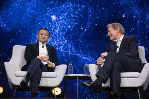 马云现身纽约街头:脚蹬布鞋嘴叼墨镜