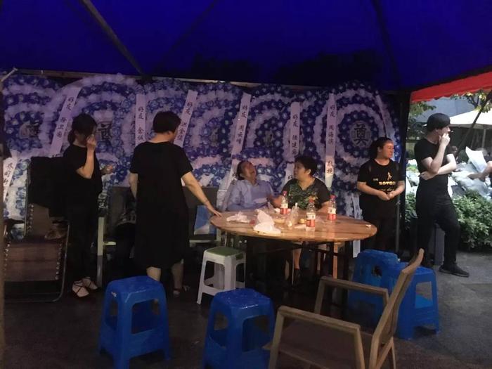 双方家人前来吊唁(王丹阳 摄)