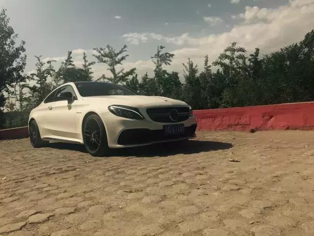 AMG C 63 S coupe，很白很暴力