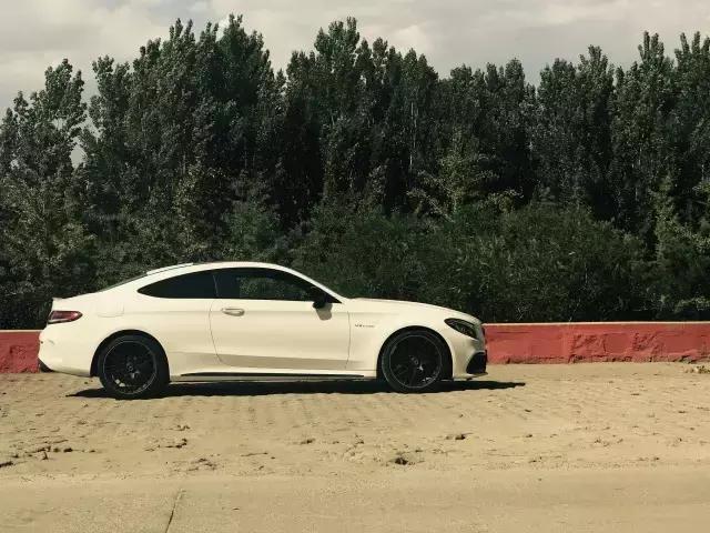 AMG C 63 S coupe，很白很暴力