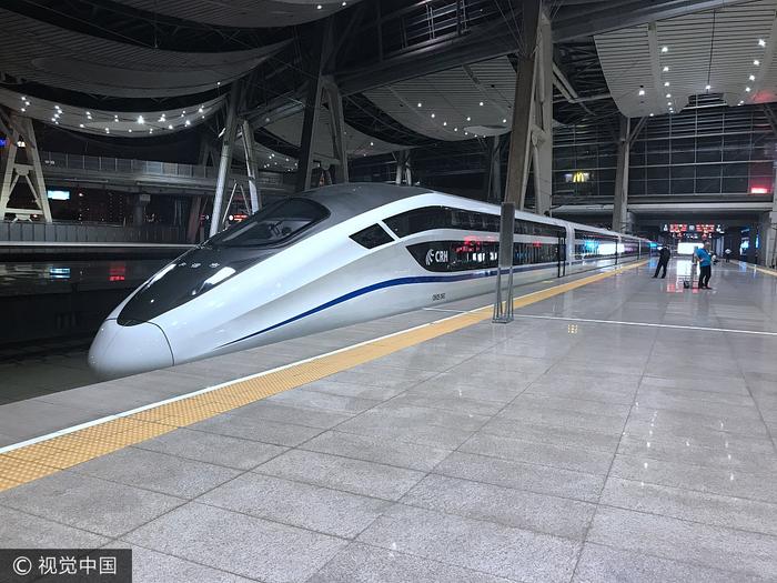 7月1日21时16分,D311次列车从北京南站准点发车(图片来自视觉中国)