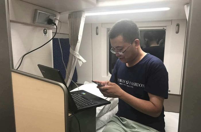 新型卧铺动车组的空间得到进一步提升,充电办公都方便了很多