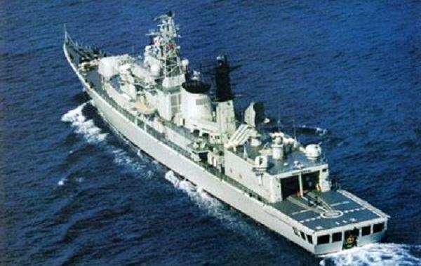 052型导弹驱逐舰配备有引进DE-1160综合水声系统,注意舰艉拖曳变深声呐