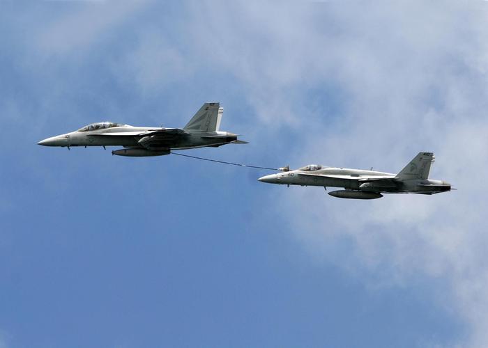 图:超级大黄蜂战机伙伴加油。2003年3月21到4月9日,美国海军VFA-115中队,总共出动623架次战斗机任务,216次是提供伙伴加油。