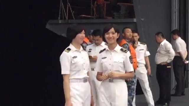 图为何君尧议员拍摄的辽宁舰女兵的画面。