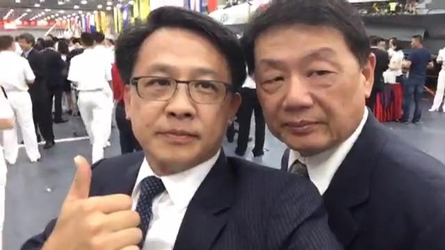 图为何君尧议员和友人同框自拍。