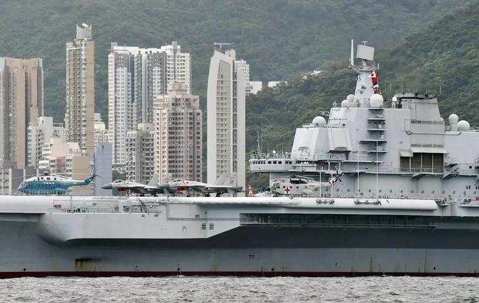 辽宁舰航母编队抵达香港