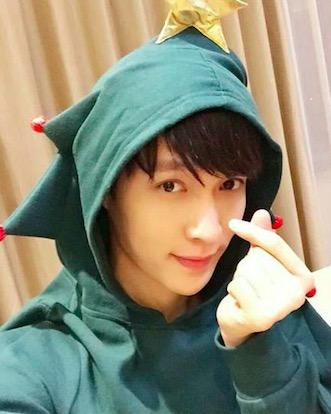 白百何穿绿色连衣裙,陈羽凡中意绿色腰包,而这几个男星戴这颜色帽子也是潮!