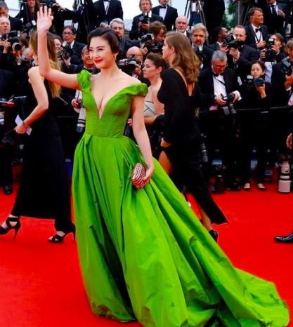 白百何穿绿色连衣裙,陈羽凡中意绿色腰包,而这几个男星戴这颜色帽子也是潮!