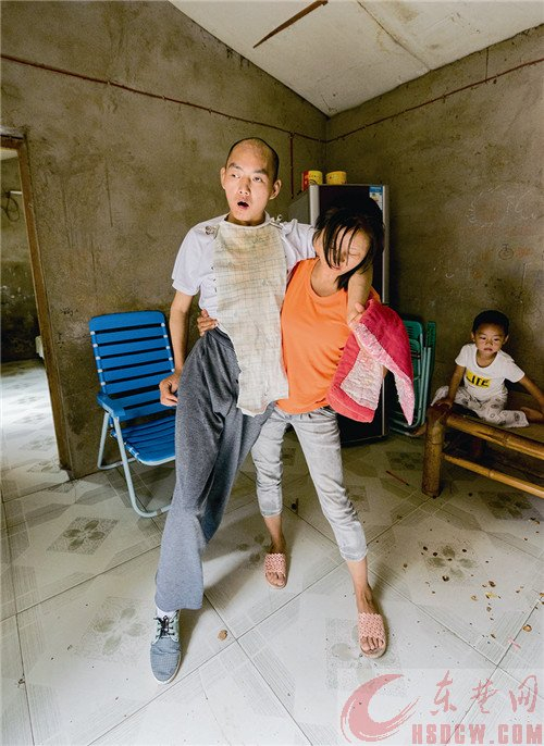 带着瘫痪的弟弟出嫁 16年来,姐姐一直无微不至地照顾弟弟