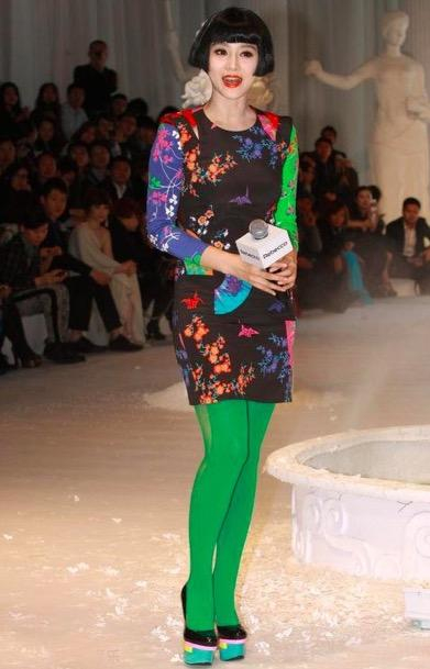 白百何穿绿色连衣裙,陈羽凡中意绿色腰包,而这几个男星戴这颜色帽子也是潮!