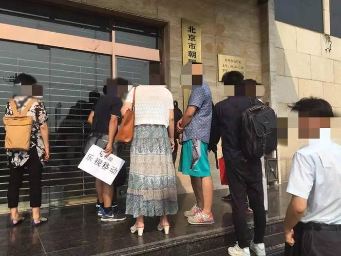上午9点零5分,朝阳区仲裁院开门办公,人群涌入,各自取得表格,填写仲裁申请书。