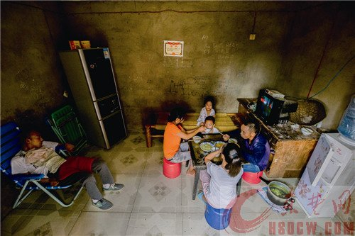 带着瘫痪的弟弟出嫁 16年来,姐姐一直无微不至地照顾弟弟