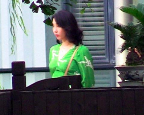 白百何穿绿色连衣裙,陈羽凡中意绿色腰包,而这几个男星戴这颜色帽子也是潮!