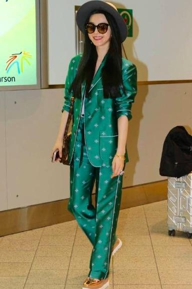 白百何穿绿色连衣裙,陈羽凡中意绿色腰包,而这几个男星戴这颜色帽子也是潮!