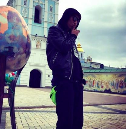 白百何穿绿色连衣裙,陈羽凡中意绿色腰包,而这几个男星戴这颜色帽子也是潮!