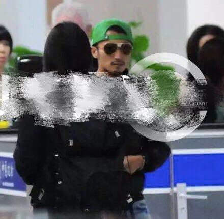 白百何穿绿色连衣裙,陈羽凡中意绿色腰包,而这几个男星戴这颜色帽子也是潮!