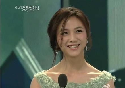 白百何穿绿色连衣裙,陈羽凡中意绿色腰包,而这几个男星戴这颜色帽子也是潮!