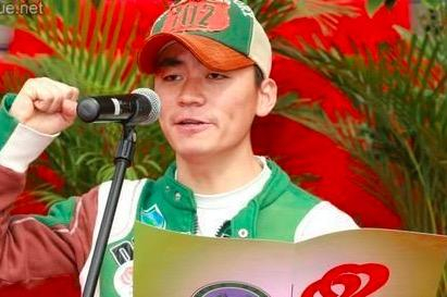 白百何穿绿色连衣裙,陈羽凡中意绿色腰包,而这几个男星戴这颜色帽子也是潮!