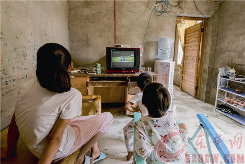 带着瘫痪的弟弟出嫁 16年来,姐姐一直无微不至地照顾弟弟