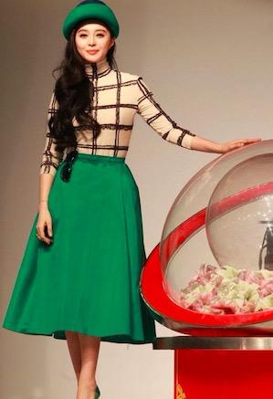 白百何穿绿色连衣裙,陈羽凡中意绿色腰包,而这几个男星戴这颜色帽子也是潮!