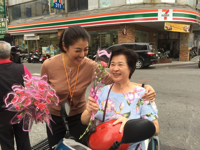 “立委”许淑华(左)亲和力十足,常在南投县的街头,有支持者趋前致意