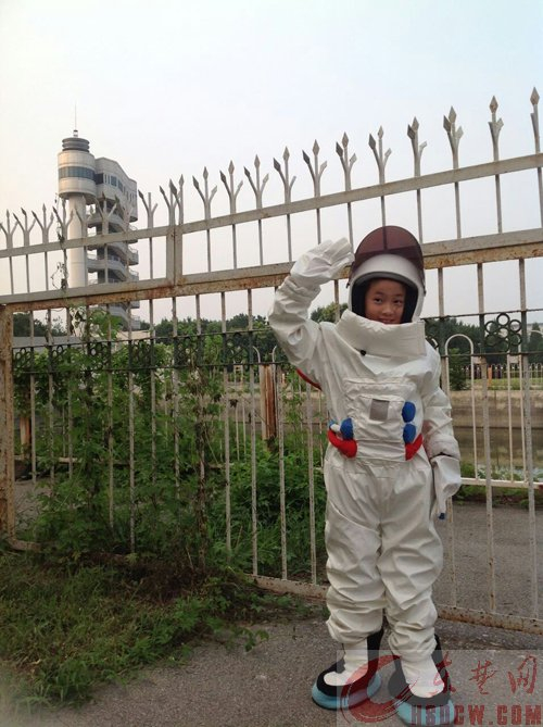 东楚晚报希望之星航天航空研学夏令营 游航天城获赠太空种子 50名小营员见了大世面