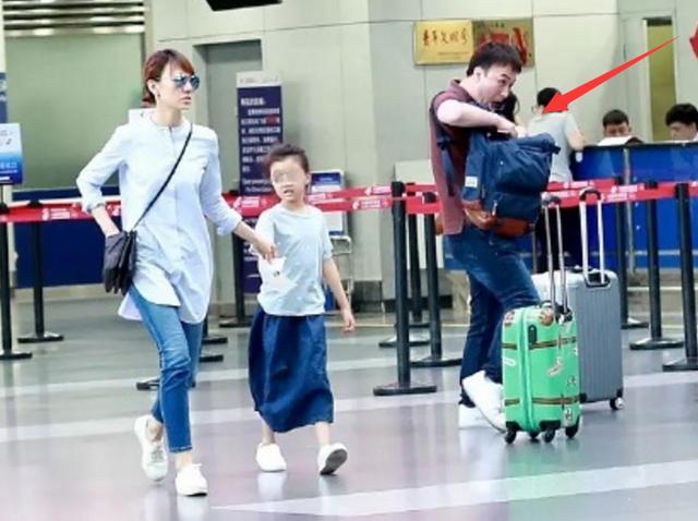 袁泉和女儿母女装现身机场，身后路人用生命抢镜，把网友都笑炸了
