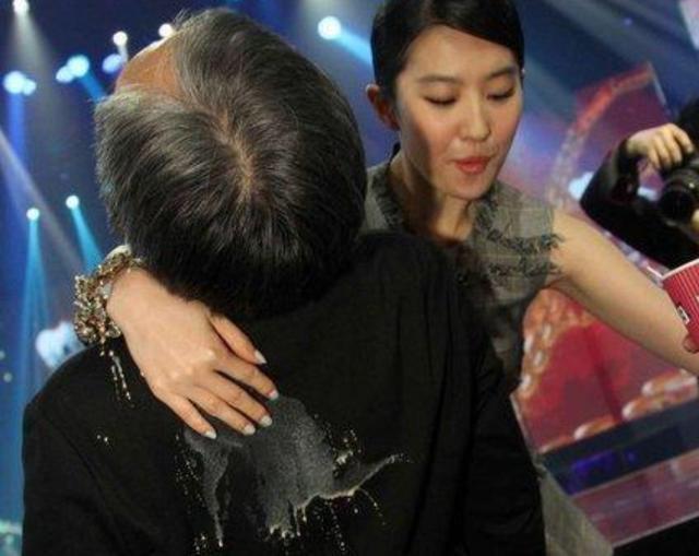刘亦菲见到导演立马献上拥抱，情绪激动洒他一身咖啡，场面一度很尴尬