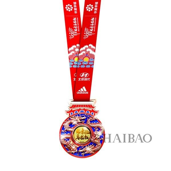 六福珠宝足金奖牌再度助力2017年北京马拉松比赛：祥龙腾跃设计倍添中华风采！