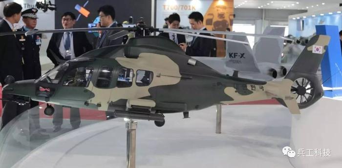 图注:在航空航天展上展出的LAH轻型武装直升机模型,注意其机身上增添的各种武装和设备