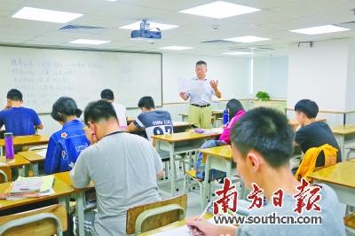▲某复读机构的学生在上课。
