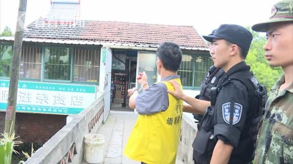 嫌疑人在杂货铺门口指认