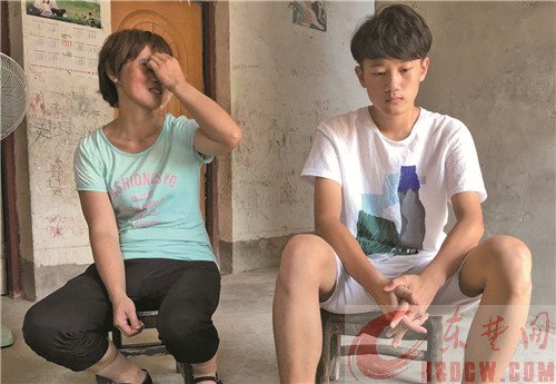 刘亮拿着录取通知书