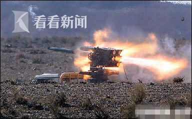 2007年2月20日革命卫队在德黑兰举行的军事演习中发射火箭炮