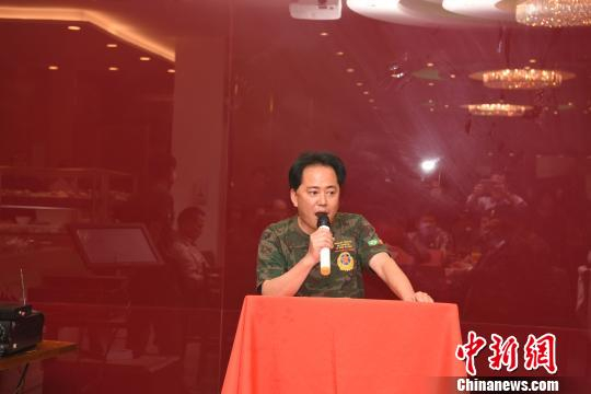 图为巴西中国退伍军人联谊会会长邱先权致辞。 莫成雄 摄