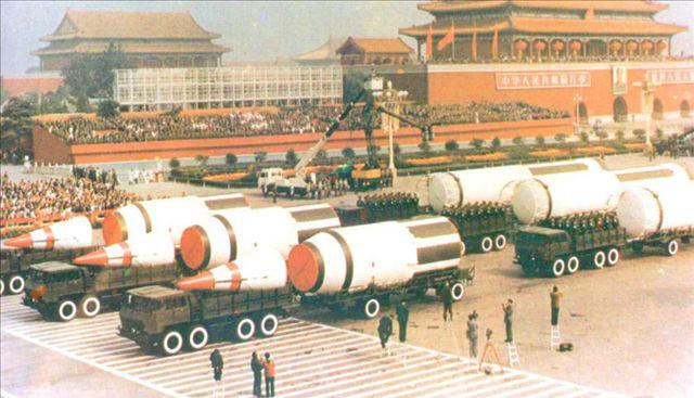 图片:1984年国庆阅兵首次展示的东风-5洲际导弹。