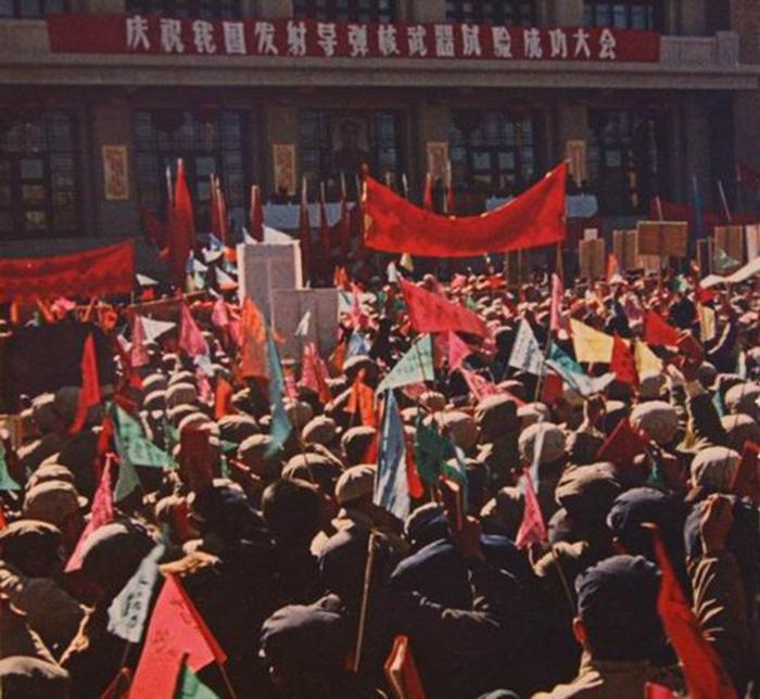 图片:庆祝我国发射导弹核武器试验成功大会。