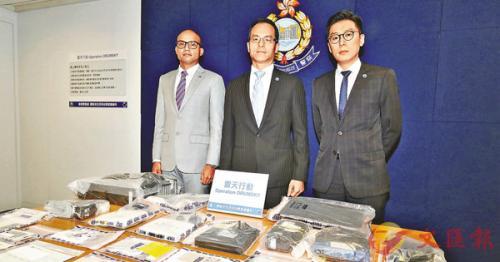 香港警方检获的计算机、手机、银行存折及提款卡。刘友光 摄。图片来源:香港文汇报