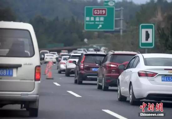 资料图:福建龙岩境内高速公路上的过往车辆。 <a href='http://www.chinanews.com/'>中新社</a>记者 张斌 摄