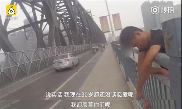 嫌民警收拾赃物手法不好 偷电缆男：放着我来，专业的