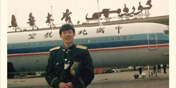 新疆退伍军人晒军装照难忘昔日军营情