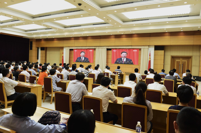 上海市领导与机关干部集体收看建军90周年大会电视直播,陈正宝 摄