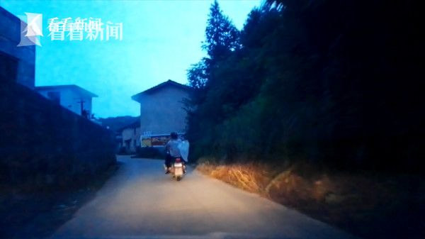 村民骑着摩托车去捕萤火虫